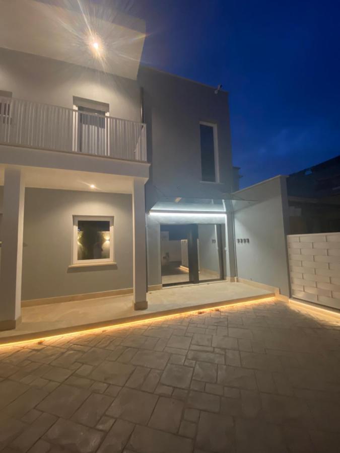 Grey House Guest House Luxury Латина Екстер'єр фото